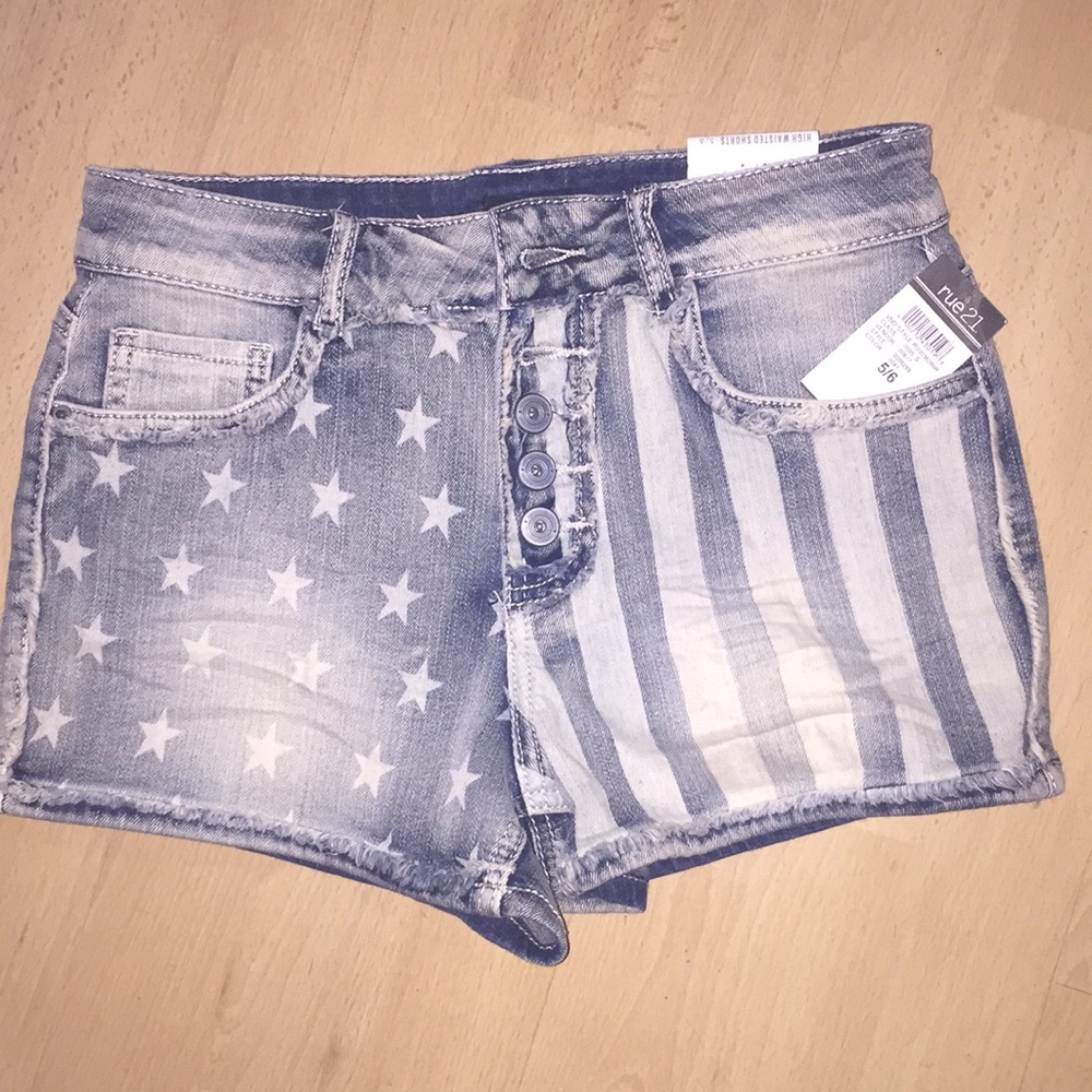💥Denim shorts with star and stripes design 🎉